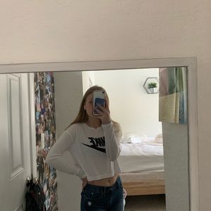 White nike cropped shirt